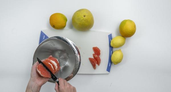 Mientras tanto, pelar la fruta de tal manera que la piel blanca se elimina por completo. Cortar los filetes entre la piel (fileteado), recogiendo el jugo en el proceso.