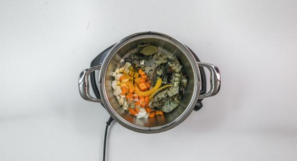Pelar la cebolla, las zanahorias y el apio y cortaren cubos pequeños. Verter las cáscaras de camarón, especias, cáscara de naranja, tomillo y agua en la olla.