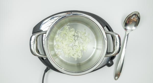 Pelar la cebolla, picarla fina y colocarla en la olla Gourmet y tapar.