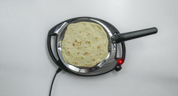 Dar la vuelta después de aprox. 3 minutos y cocinar. Continuar con las Piadinas restantes.