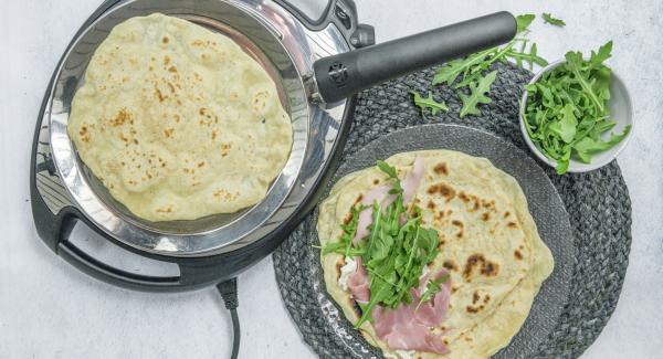 Cortar la Piadina por la mitad, añadir los ingredientes deseados y doblar.