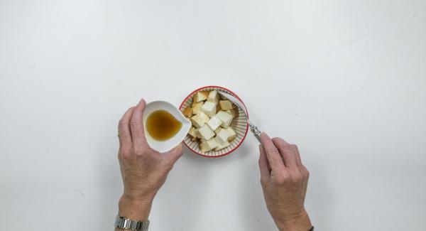 Escurrir bien el tofu y recoger la salsa de soja. Mezclar el tofu con aceite de sésamo, dorar en porciones y retirar.