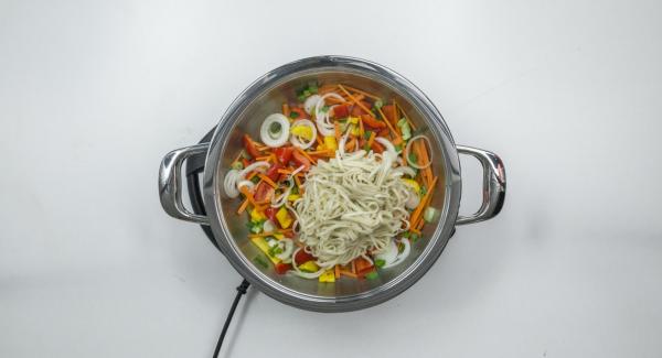 Añadir las verduras preparadas y sofreír revolviendo. Agregar la pasta y mezclar todo con la salsa de soja y la salsa picante.