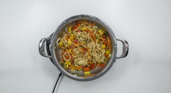 Añadir las verduras preparadas y sofreír revolviendo. Agregar la pasta y mezclar todo con la salsa de soja y la salsa picante.