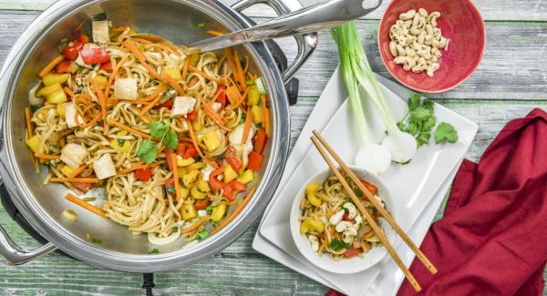 Agregar el tofu de nuevo y dejar que todo se caliente mientras revolvemos. Servir espolvoreado con cilantro y los anacardos.