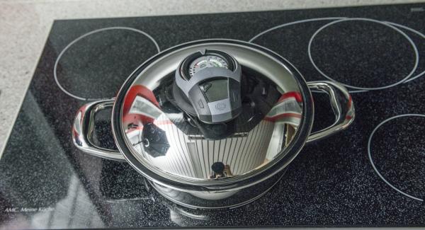 Colocar la olla en el fuego a temperatura máxima. Encender el Avisador (Audiotherm), colocarlo en el pomo (Visiotherm) y girar hasta que se muestre el símbolo de “chuleta”.