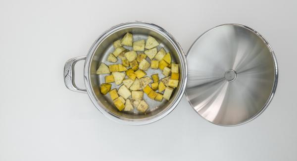 Cortar la fruta en dados. Poner en una olla y mezclar con el azúcar de vainilla y zumo de limón.