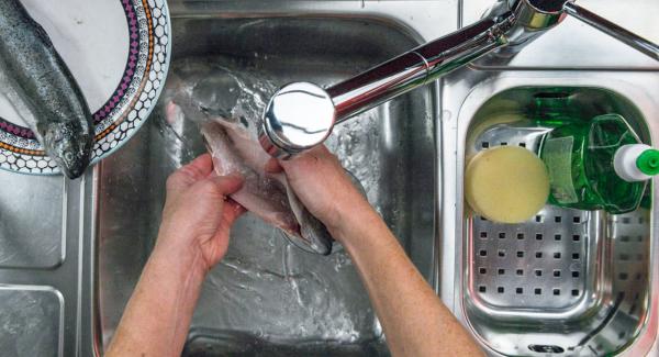 Lavar el pescado con agua fría, secar por dentro y por fuera y sazonar con pimienta.