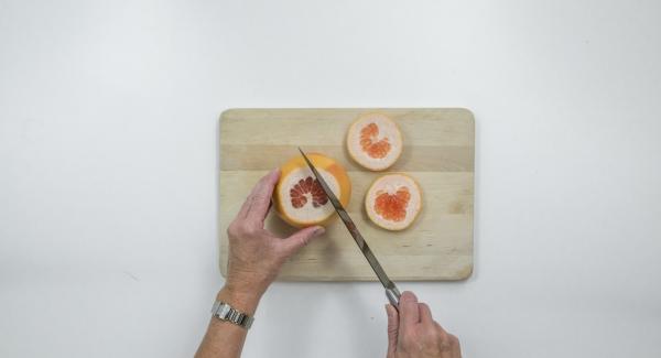 Pelar el resto de los pomelos retirando bien la piel blanca. Cortarlos en rodajas recogiendo en zumo. Mezclar las rodajas de pomelo con la miel.