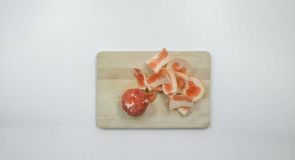 Pelar el resto de los pomelos retirando bien la piel blanca. Cortarlos en rodajas recogiendo en zumo. Mezclar las rodajas de pomelo con la miel.