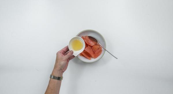 Pelar el resto de los pomelos retirando bien la piel blanca. Cortarlos en rodajas recogiendo en zumo. Mezclar las rodajas de pomelo con la miel.