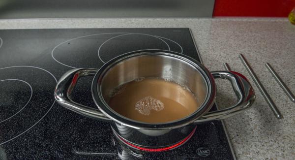 Colocar la olla al fuego introduciendo 250 ml. del zumo y calentar. Disolver la gelatina en este zumo.