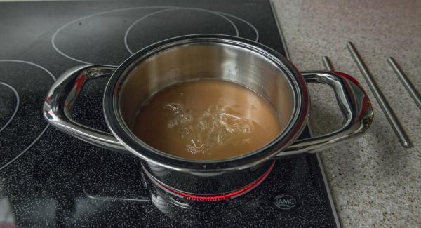 Colocar la olla al fuego introduciendo 250 ml. del zumo y calentar. Disolver la gelatina en este zumo.