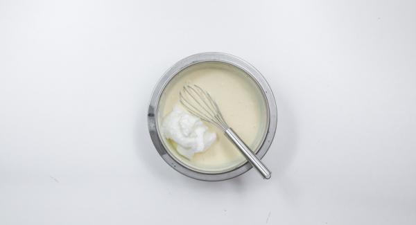 En cuanto la crema empiece a gelatinizarse, mezclar con las claras a punto de nieve y enfríar.