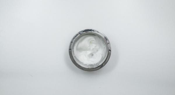Separar el huevo de las claras y batir las claras con sala punto de nieve. Mezclar la yema de huevo con el azúcar hasta que queden espumosos. Agregar el requesón, el yogur y la cáscara de limón. Agregar la mezcla de jugo de gelatina sin dejar de remover