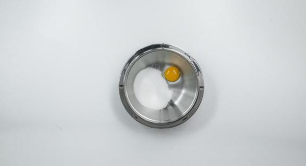 Separar el huevo de las claras y batir las claras con sala punto de nieve. Mezclar la yema de huevo con el azúcar hasta que queden espumosos. Agregar el requesón, el yogur y la cáscara de limón. Agregar la mezcla de jugo de gelatina sin dejar de remover