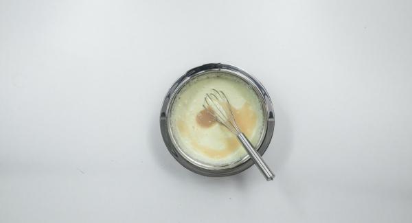 Separar el huevo de las claras y batir las claras con sala punto de nieve. Mezclar la yema de huevo con el azúcar hasta que queden espumosos. Agregar el requesón, el yogur y la cáscara de limón. Agregar la mezcla de jugo de gelatina sin dejar de remover