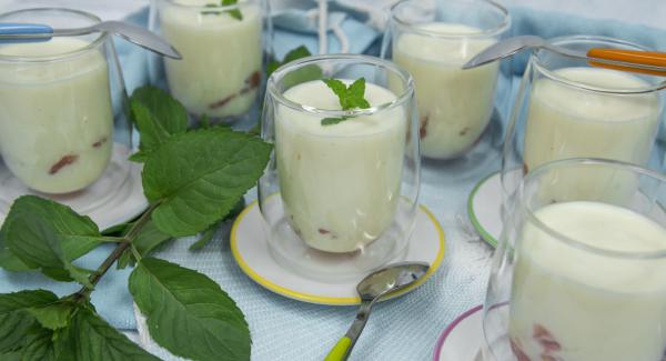 Adornar con las hojas de menta y servir.