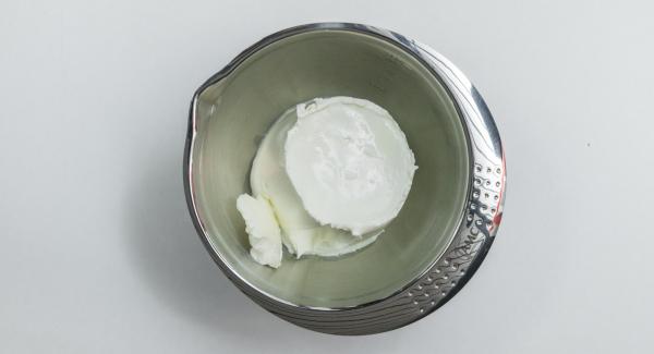 Con una batidora, batir las yemas de huevo con azúcar y azúcar de vainilla hasta que se forme una crema espesa. Batir a mano suavemente el mascarpone y añadir a la crema de huevo.