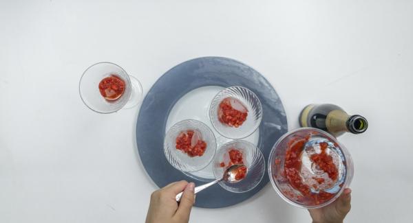 En unas copas, servir cubitos de hielo, 2-3 cucharaditas de fresas trituradas y rellenar con el prosecco/cava.