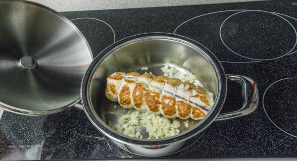 Añadir la cebolla y freír, añadir los champiñones al final y freír brevemente. Sazonar con sal y pimienta.