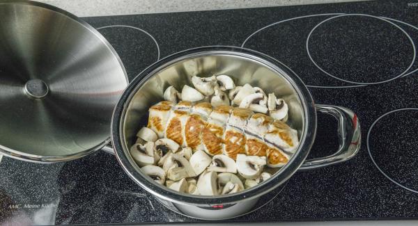 Añadir la cebolla y freír, añadir los champiñones al final y freír brevemente. Sazonar con sal y pimienta.