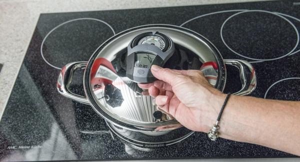 Encender el fuego a temperatura máxima, calentar la olla hasta la ventana de “zanahoria”, bajar temperatura y cocinar 30 minutos con el Avisador (Audiotherm).