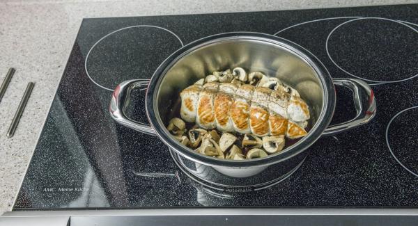 Cuando el Avisador (Audiotherm) emita un pitido al finalizar el tiempo de cocción, retirar la carne, verter la nata, añadir el vino y ligar ligeramente. Sazonar al gusto.