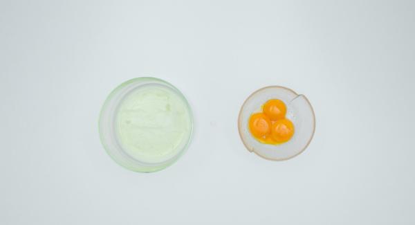 Separar los huevos y montar las claras con sal hasta que quede una masa firme. Mezclar las yemas, la crema agria, la vainilla azucarada y la harina.