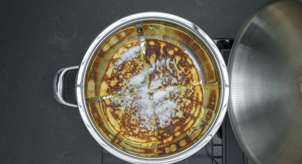 Quitar la tapa, esparcir azúcar por encima de la torta, cortarla a trozos pequeños y remover para caramelizarlo todo hasta que adquiera un color dorado uniforme.