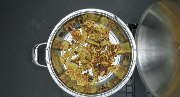 Quitar la tapa, esparcir azúcar por encima de la torta, cortarla a trozos pequeños y remover para caramelizarlo todo hasta que adquiera un color dorado uniforme.