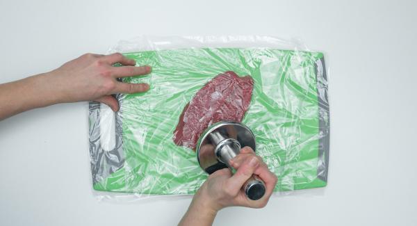 Secar los escalopes con papel de cocina. Si es necesario, aplastar los filetes un poco entre dos capas de film transparente y condimentar.