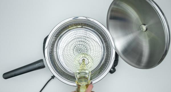 Añadir el aceite a la sartén. Colocar la sartén en el Navigenio a temperatura máxima (nivel 6). Encender el Avisador (Audiotherm), colocarlo en el pomo (Visiotherm) y girar hasta que se muestre el símbolo de “chuleta”.