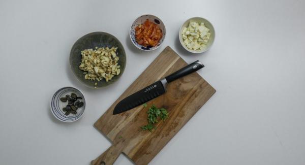 Cortar la berenjena en trocitos pequeños y rociar con zumo de limón. Limpiar y picar el tomate. Picar el feta y las aceitunas también. Pelar y cortar las hojas de albahaca.