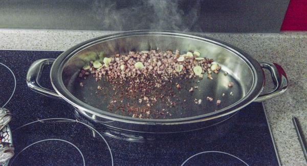 Cuando el Avisador (Audiotherm) emita un pitido al llegar a la ventana de “chuleta”, bajar temperatura de Navigenio (nivel 2) y sofreír los dados de panceta, agregar el ajo y apartarlo a un lado de la olla.