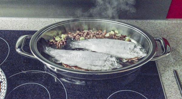 Añadir la trucha, poner la tapa y cocinar hasta alcanzar los 90°C con la ayuda del Avisador (Audiotherm).