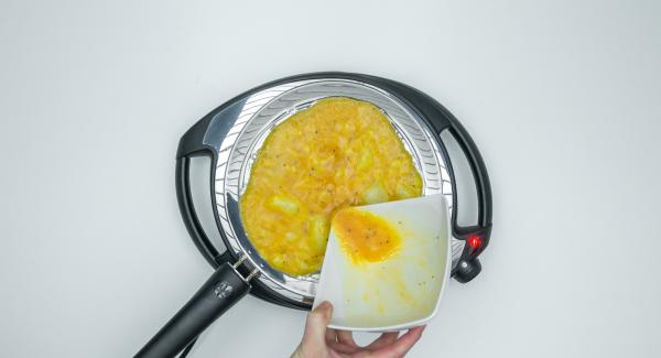 Añadir la mezcla de huevo y freír hasta que se cuaje.