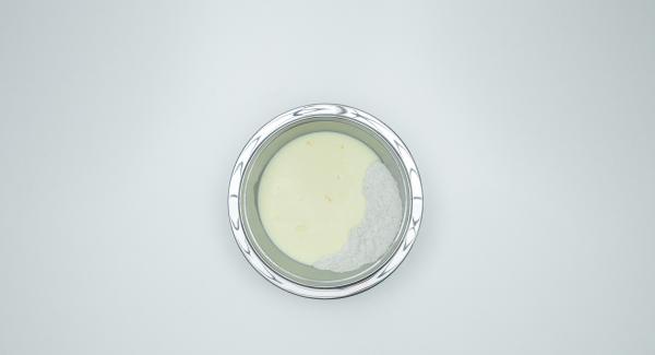 Tamizar la harina y la sal en un recipiente. Batir el huevo con la leche, añadir a la harina, mezclar y añadir la mantequilla. Mezclar todo hasta obtener una masa suave sin grumos.