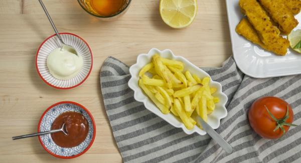 Salar las patatas al gusto y servir inmediatamente.