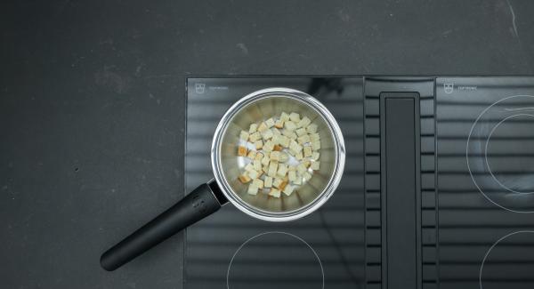 Cortar la tostada en cubos, ponerla en una sartén y colocarla en la estufa. Cambiar a un nivel bajo y freír hasta que se dore ligeramente mientras se revuelve.

Cortar el pan en dados. Encender el fuego a temperatura máxima y calentar la Sauteuse. Bajar la temperatura, añadir los dados de pan y freír hasta que se doren ligeramente, sin dejar de remover.