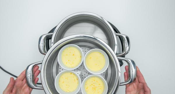 Verter agua(unos 150 ml) en una olla. Colocar los moldes en la Softiera de 24 cm, introducir en la olla y tapar con la Tapa Súper-Vapor (EasyQuick) con un aro de sellado de 24 cm.