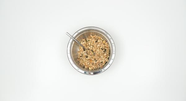 Calentar el aceite de coco, mezclar con la miel y la canela y añadir al bol de los cereales. Mezclar bien.