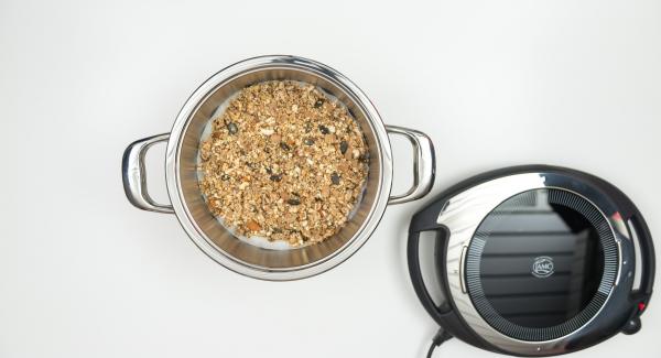 Cuando el Avisador (Audiotherm) emita un pitido al llegar a la ventana de “chuleta” colocar el papel para hornear dentro de la olla, extender la mezcla encima. Retirar la olla del Navigenio.