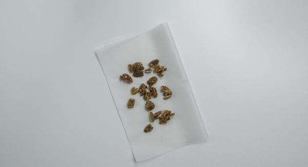 Añadir las nueces, remover para que se impregnen del azúcar. Colocar sobre papel de hornear y dejar enfriar.