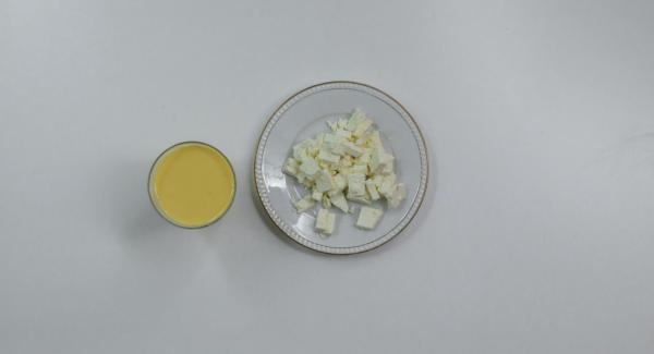 Batir los huevos con la leche y sazonar con sal y pimienta. Cortar el queso de oveja en dados.