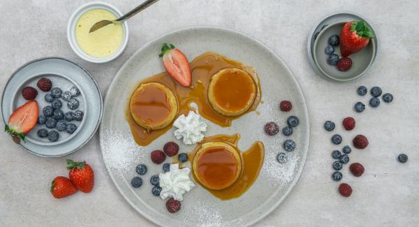 Dejar enfriar la crema de caramelo en el refrigerador durante al menos 3 horas. Desmoldar en platos para servir, adornar con nata montada y fruta al gusto.