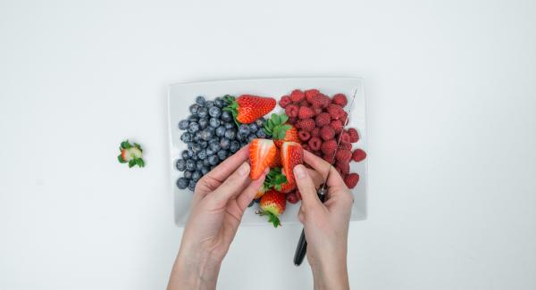 Mientras tanto, limpiar las frutas y añadirlas a la olla mezclándolas cuidadosamente. Endulzar al gusto.