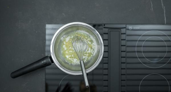 Preparar una salsa bechamel de mantequilla, harina, leche y caldo de verduras según la receta básica.