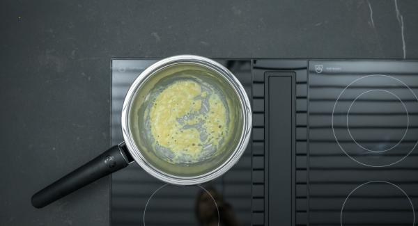 Preparar una salsa bechamel de mantequilla, harina, leche y caldo de verduras según la receta básica.