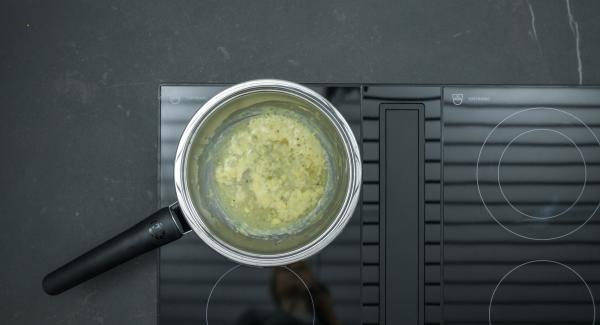 Preparar una salsa bechamel de mantequilla, harina, leche y caldo de verduras según la receta básica.